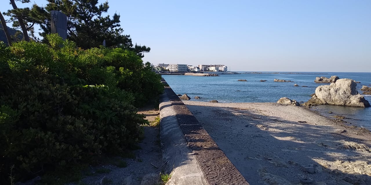 4月22日 朝の森戸海岸