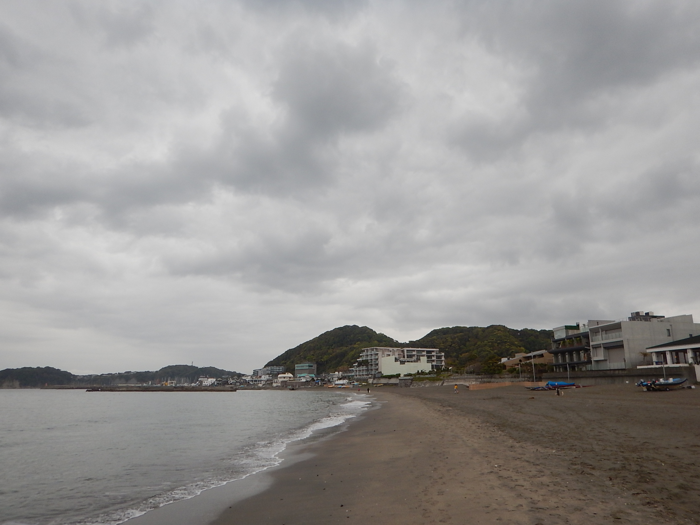 4月13日 朝の森戸海岸