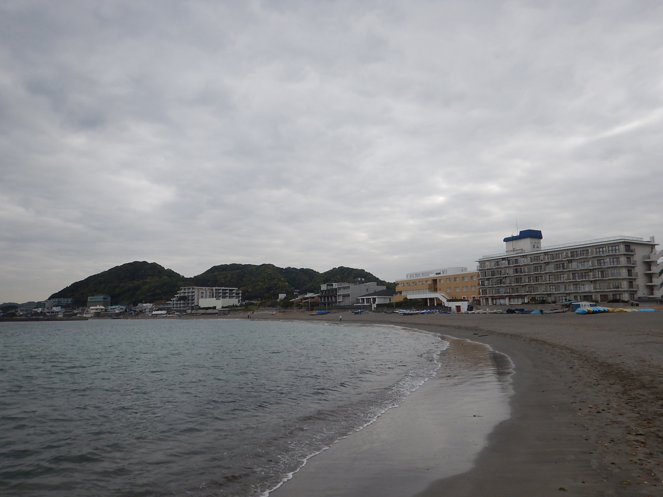 4月16日 朝の森戸海岸