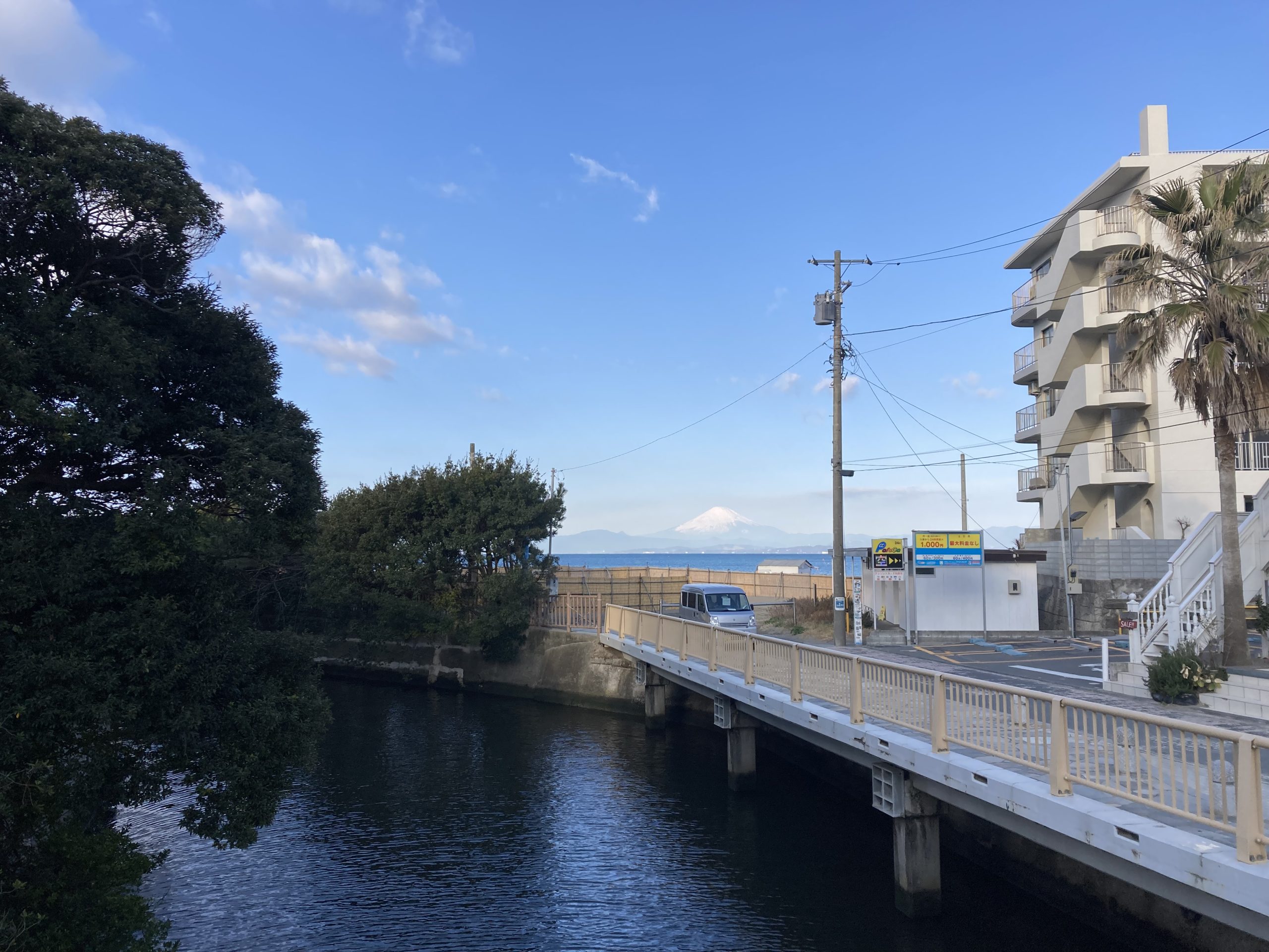 朝の森戸海岸