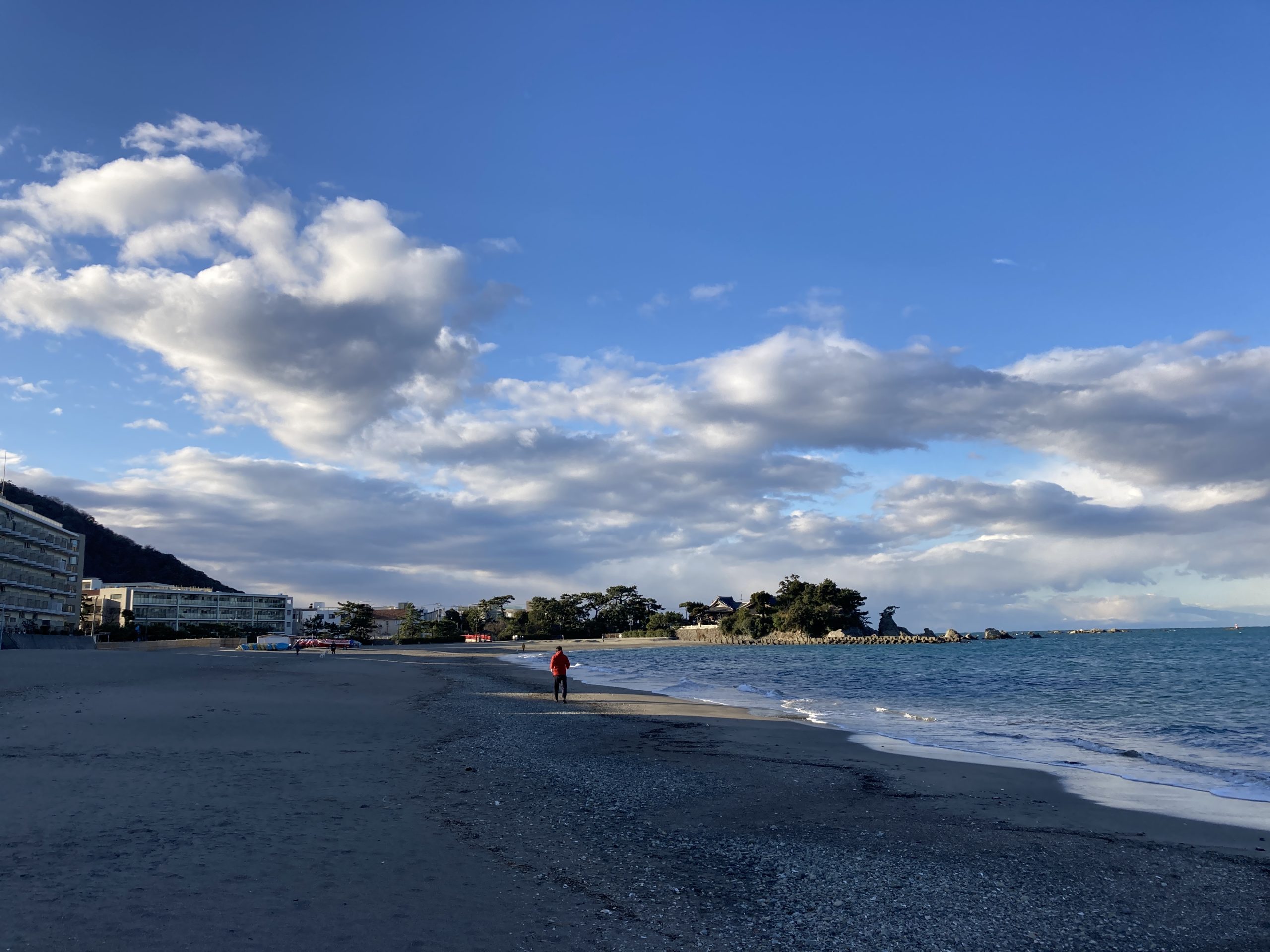 朝の森戸海岸