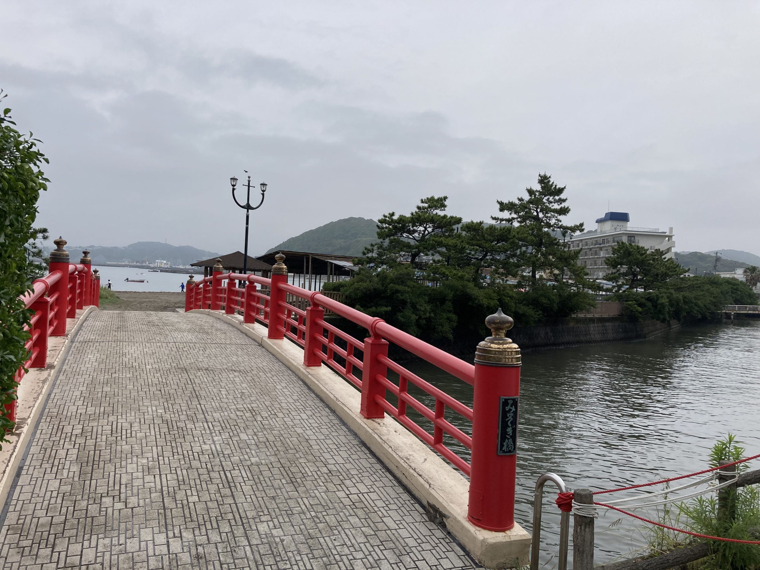 朝の森戸海岸