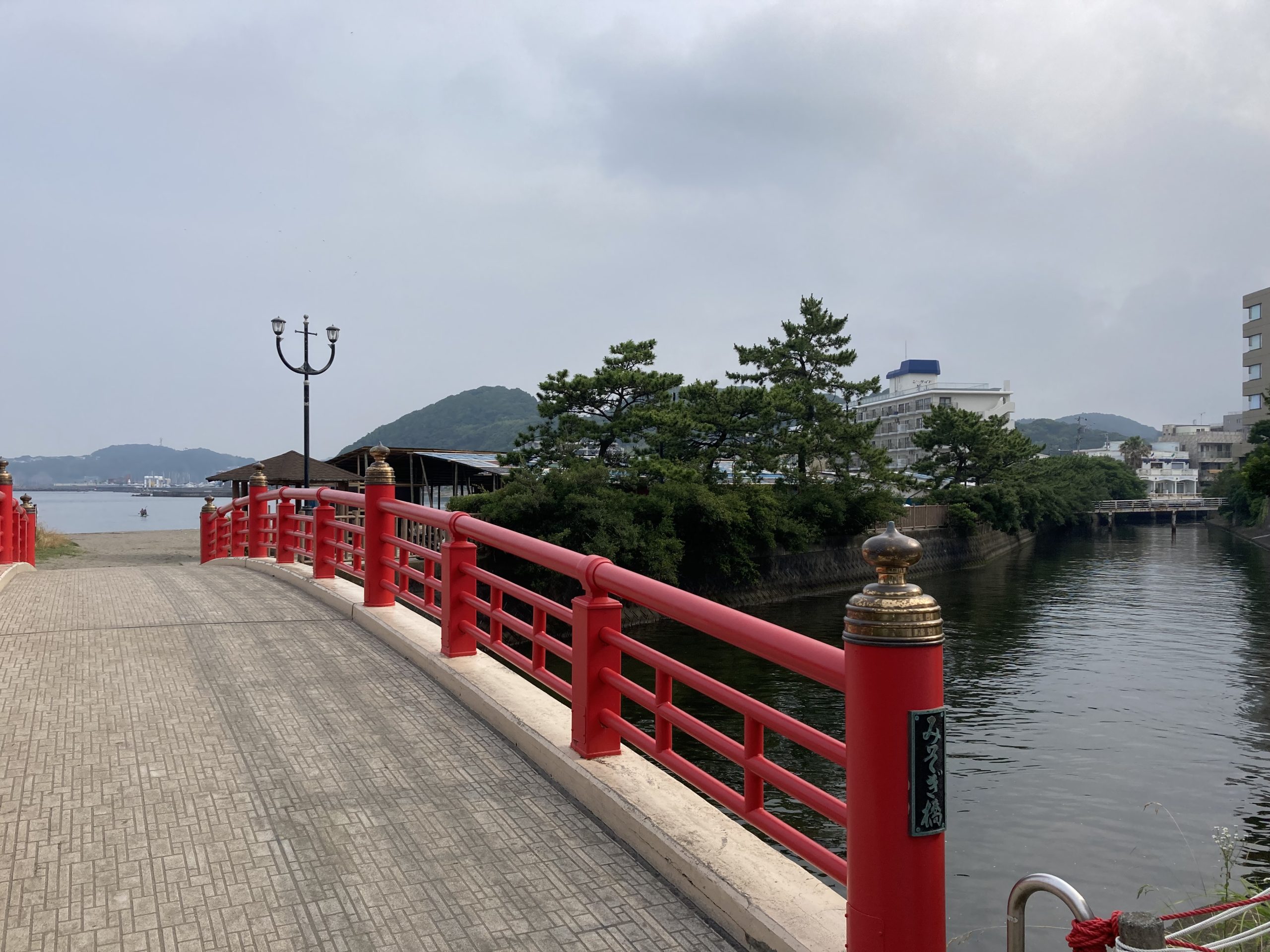 朝の森戸海岸