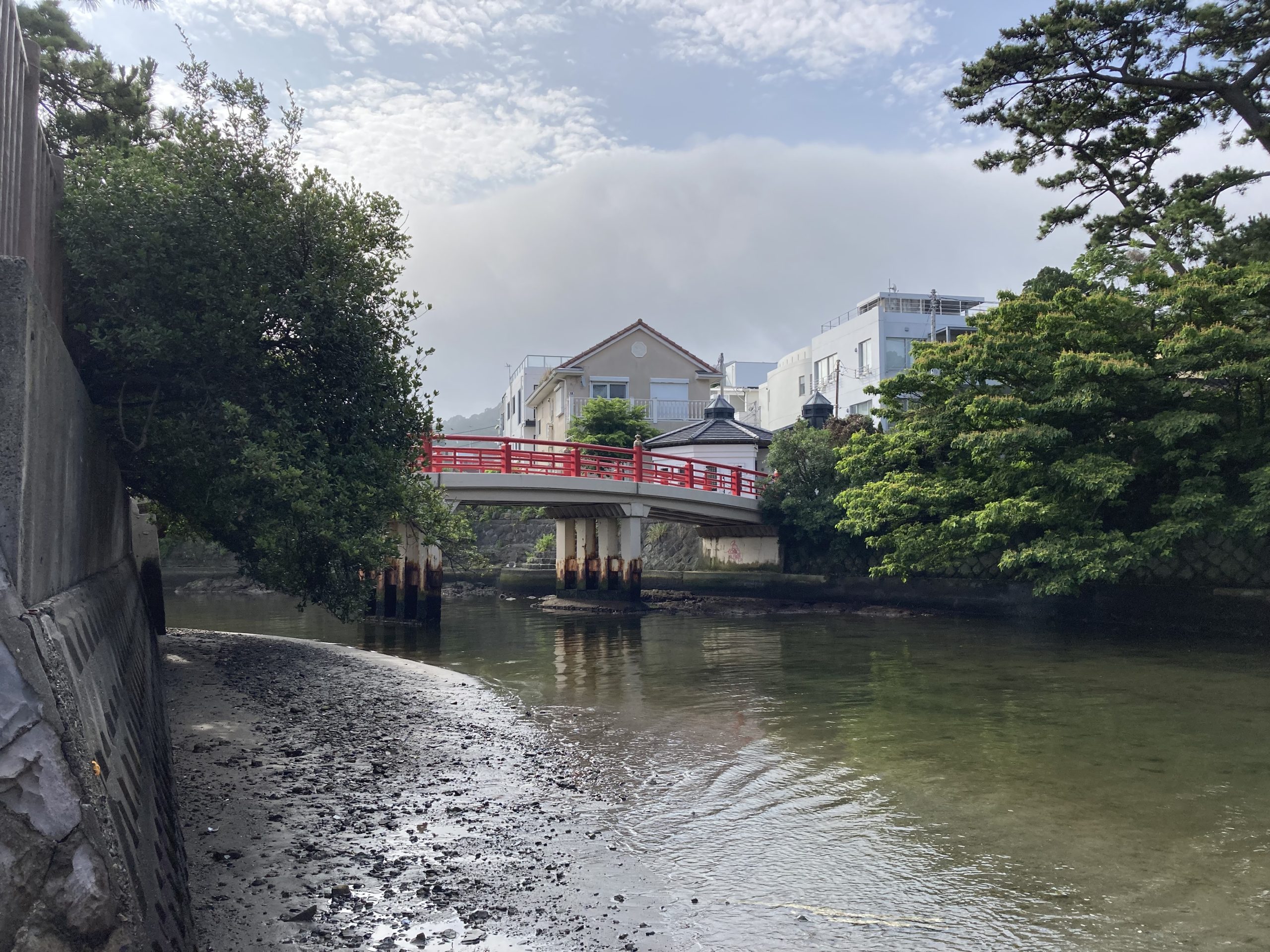 朝の森戸海岸