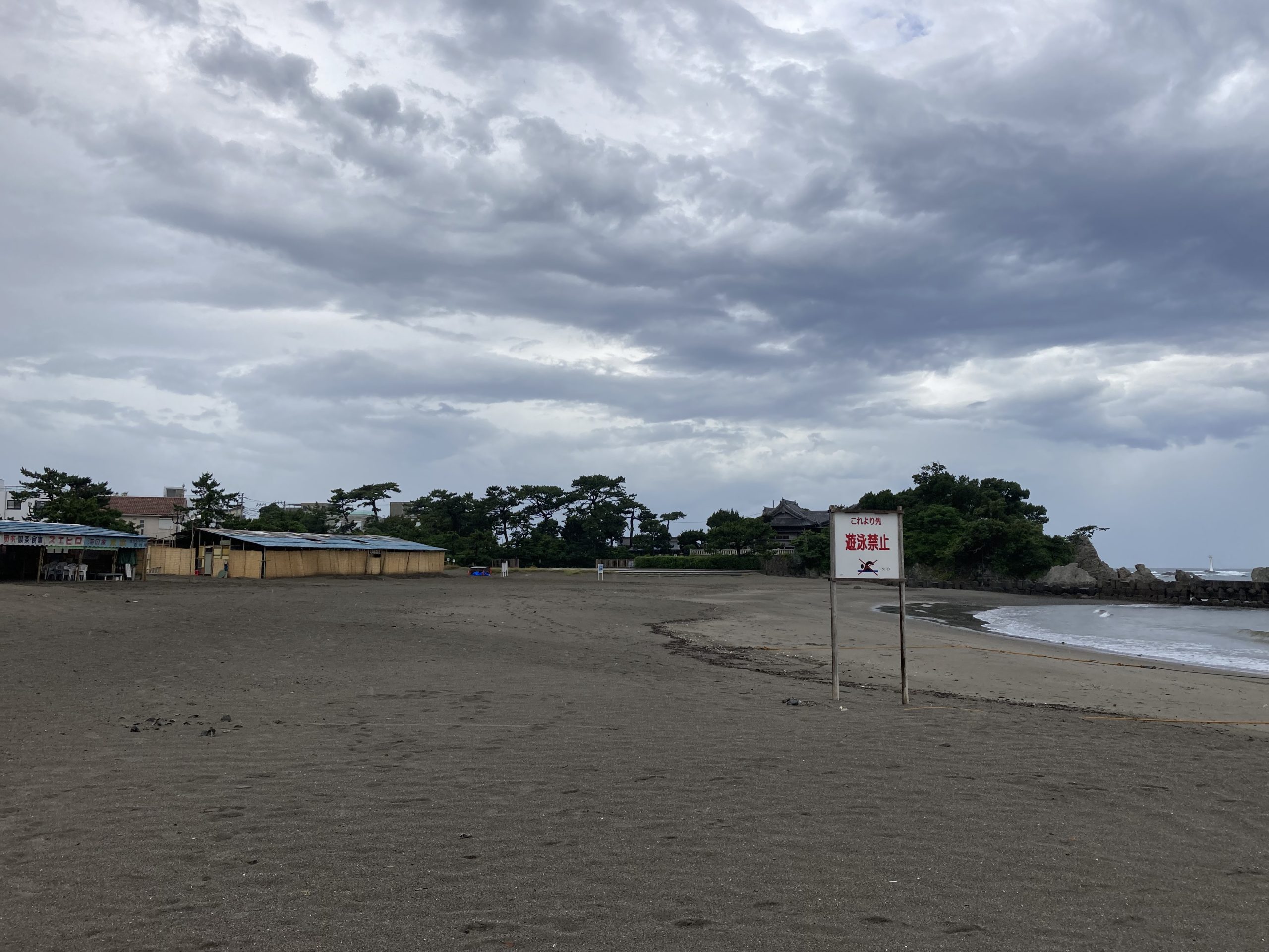 朝の森戸海岸