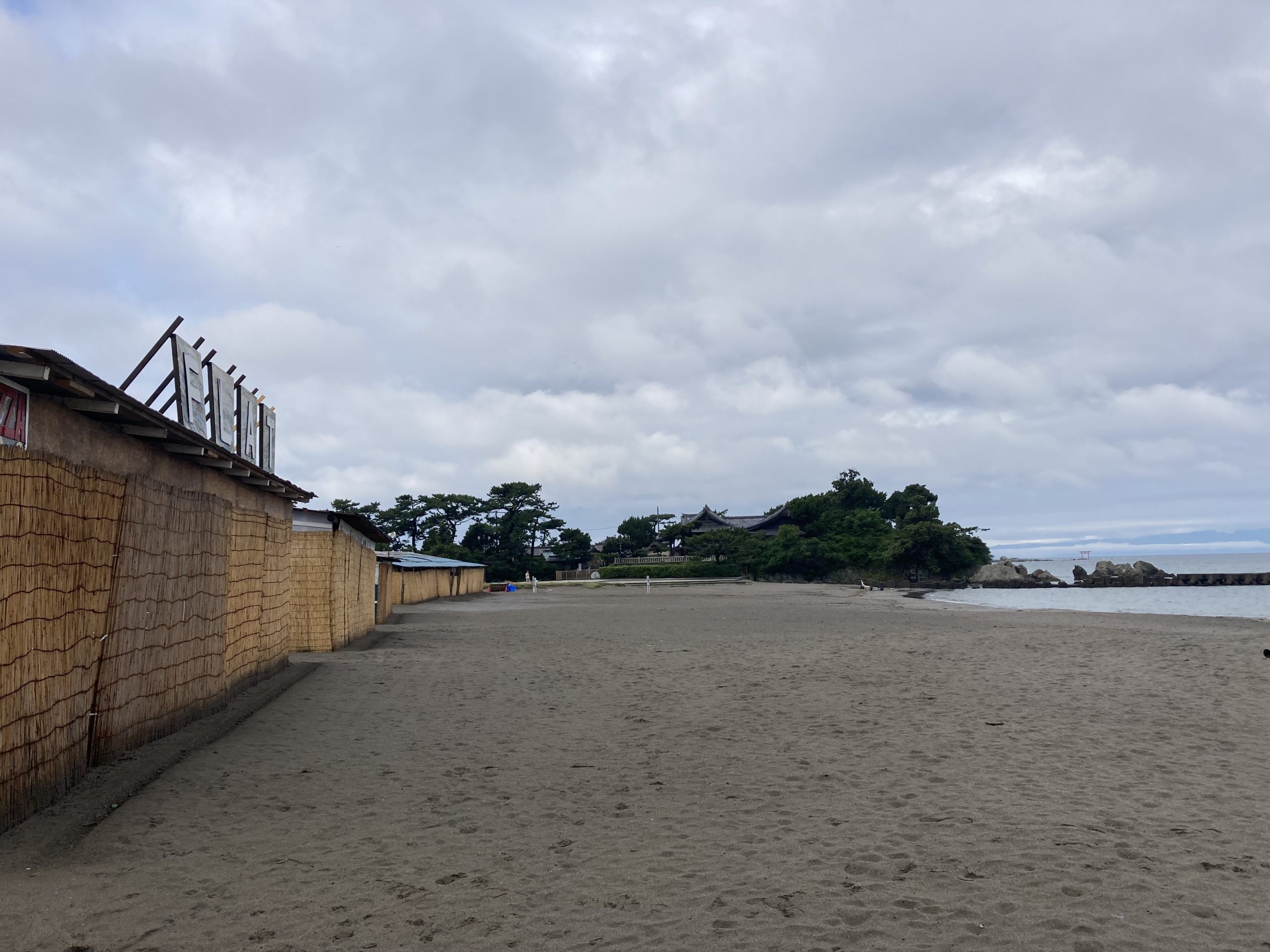 朝の森戸海岸