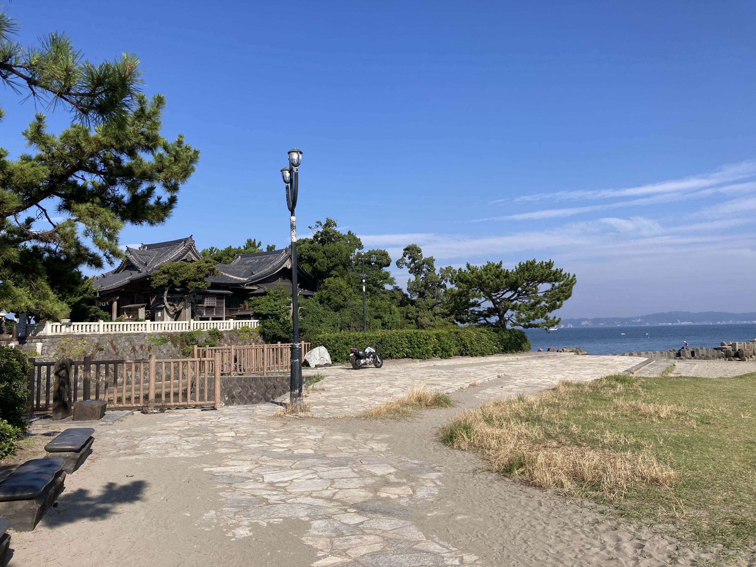 朝の森戸海岸