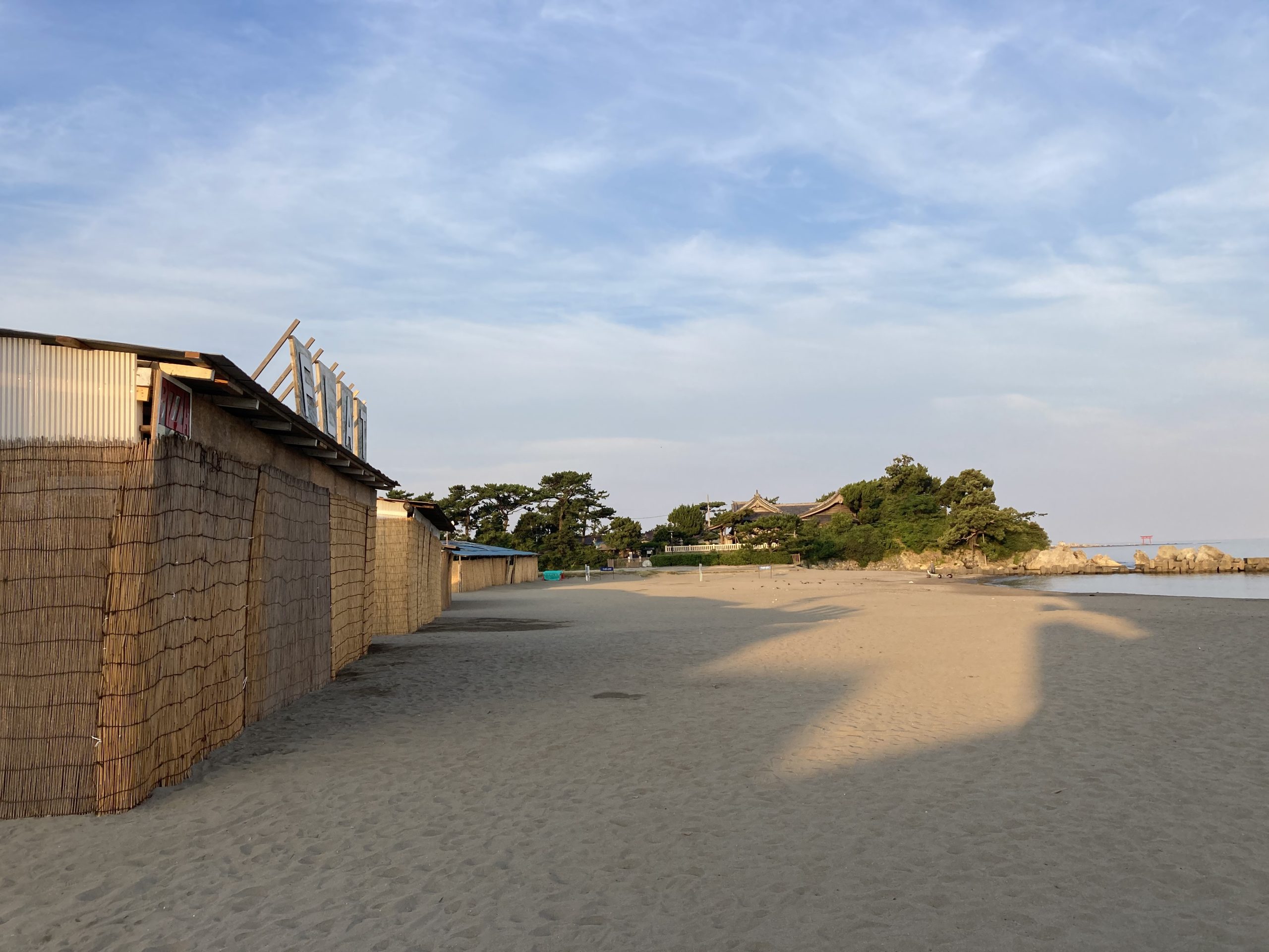 朝の森戸海岸