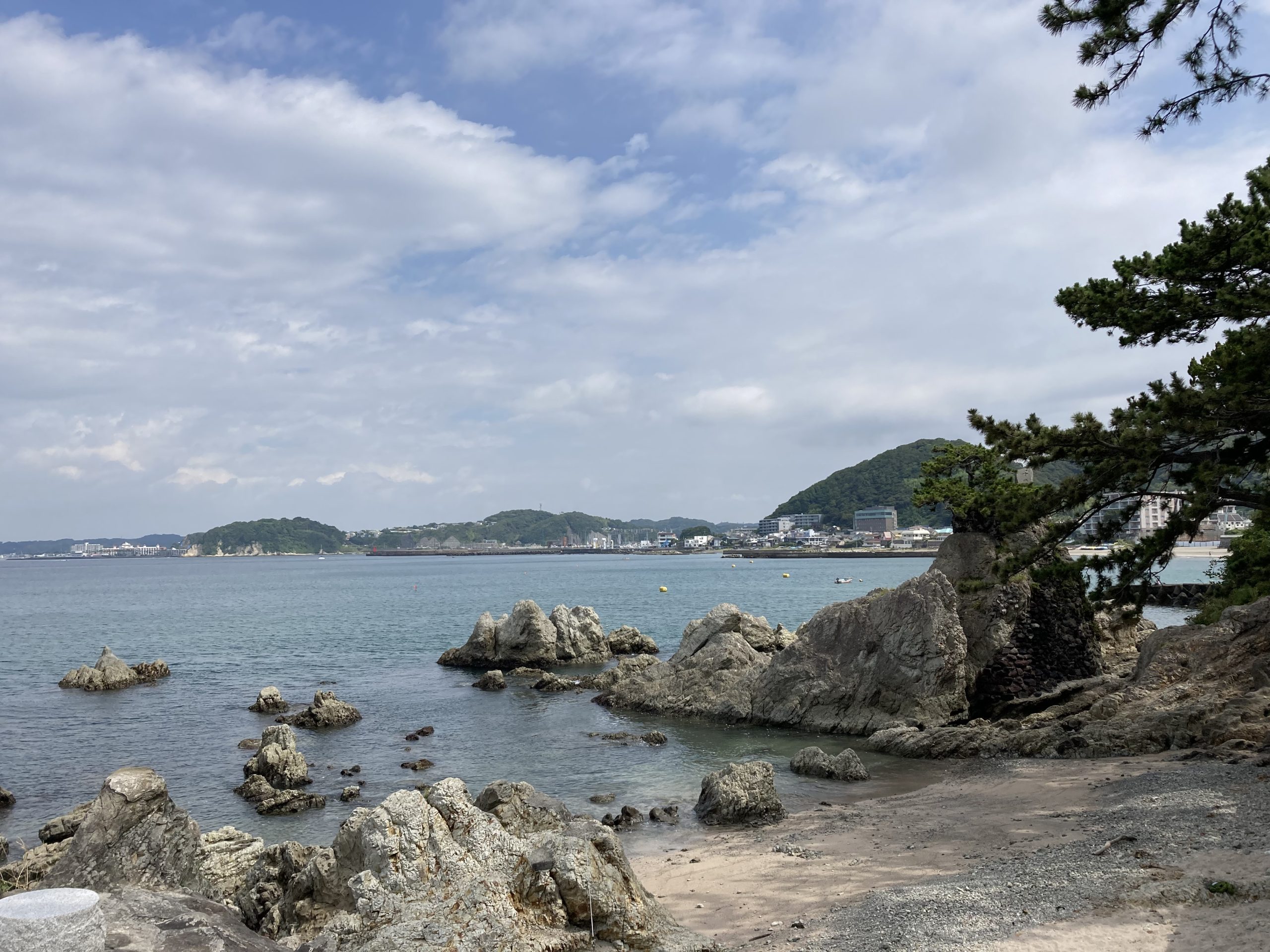 朝の森戸海岸