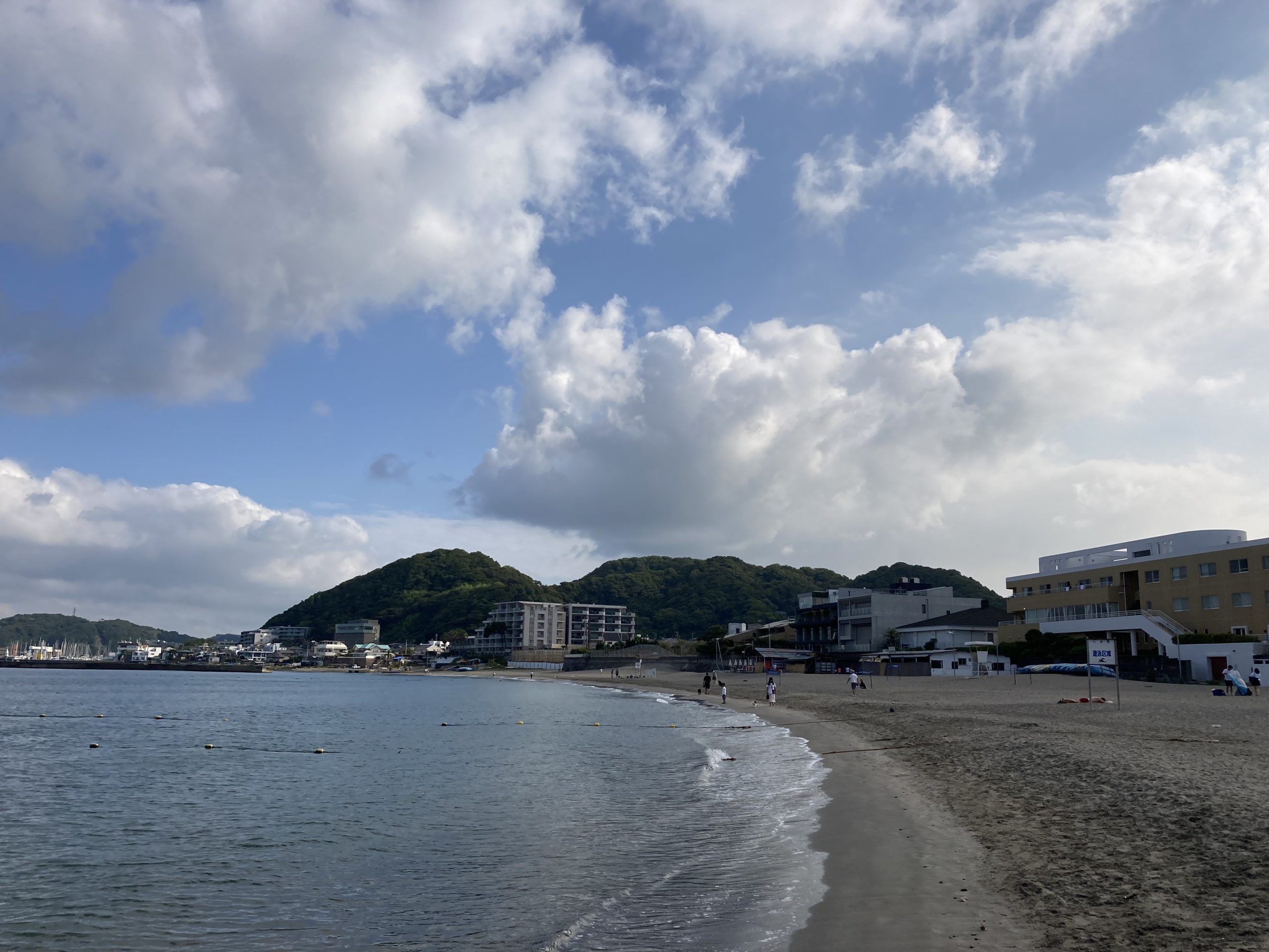 朝の森戸海岸