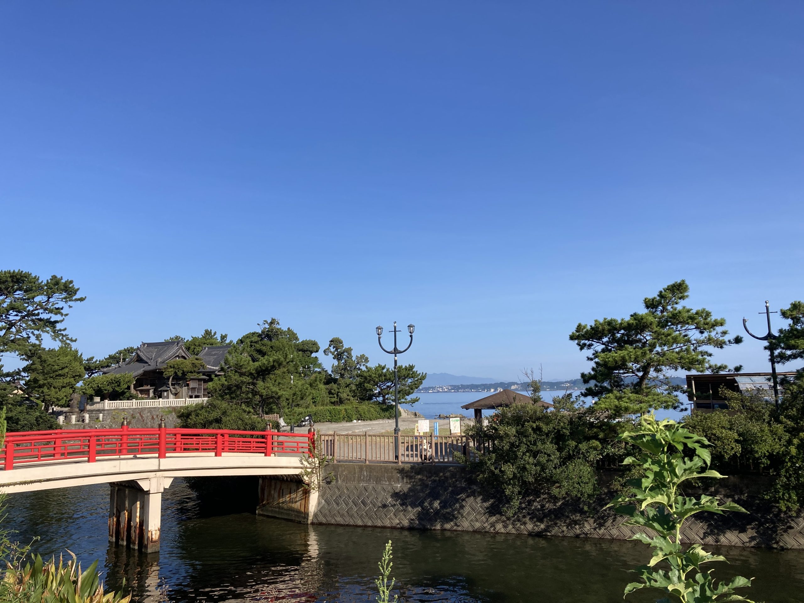 朝の森戸海岸