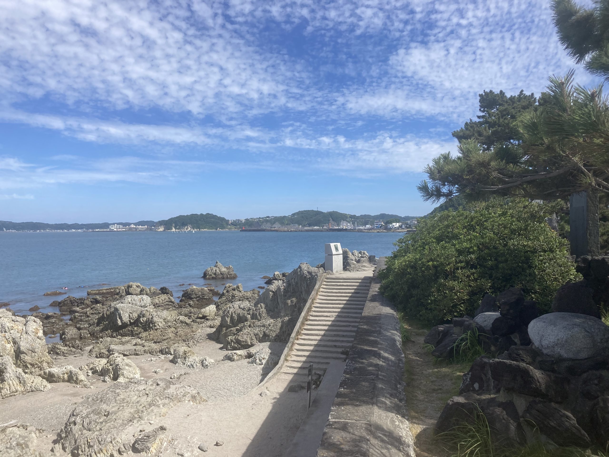 朝の森戸海岸