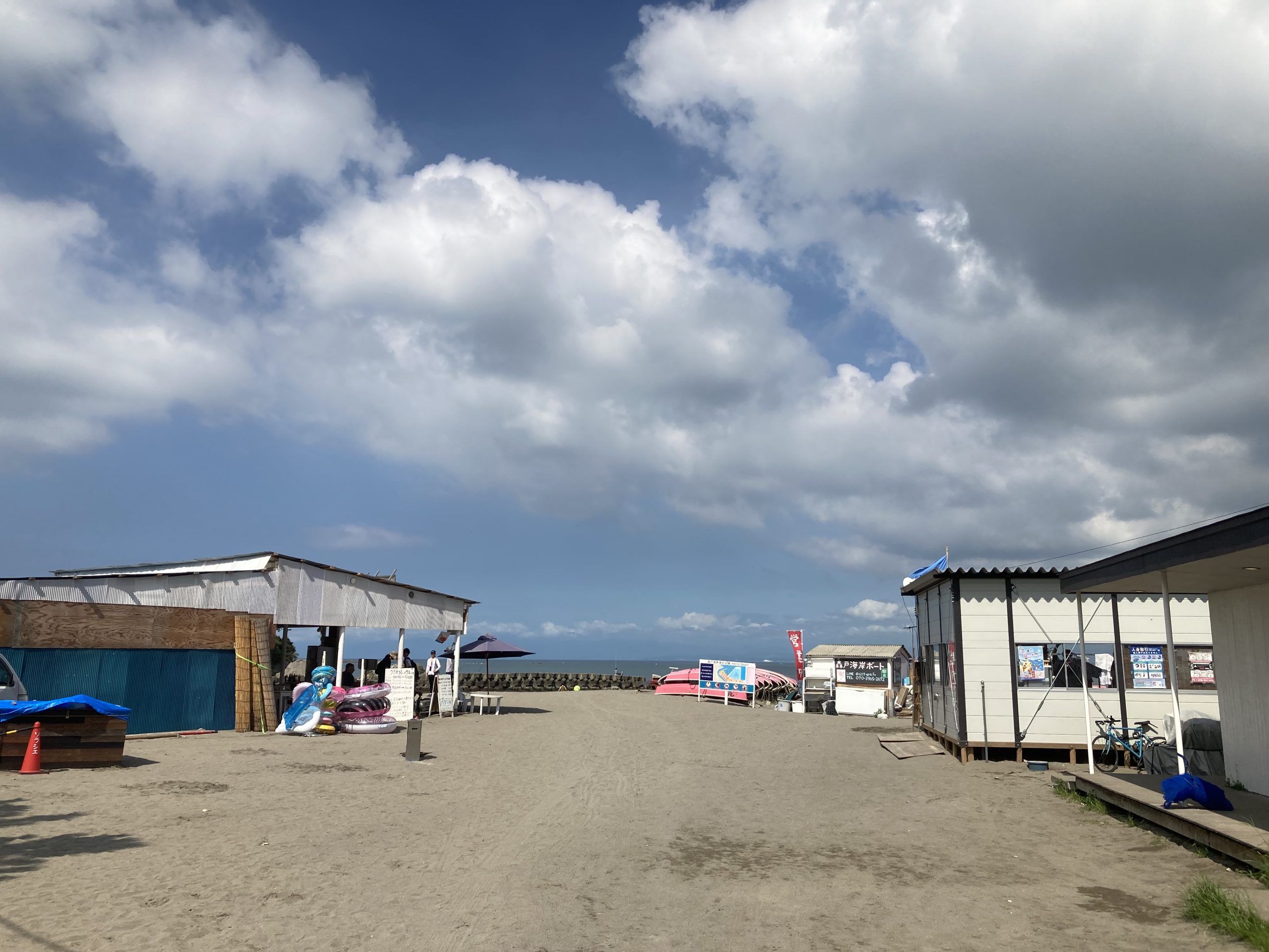 朝の森戸海岸