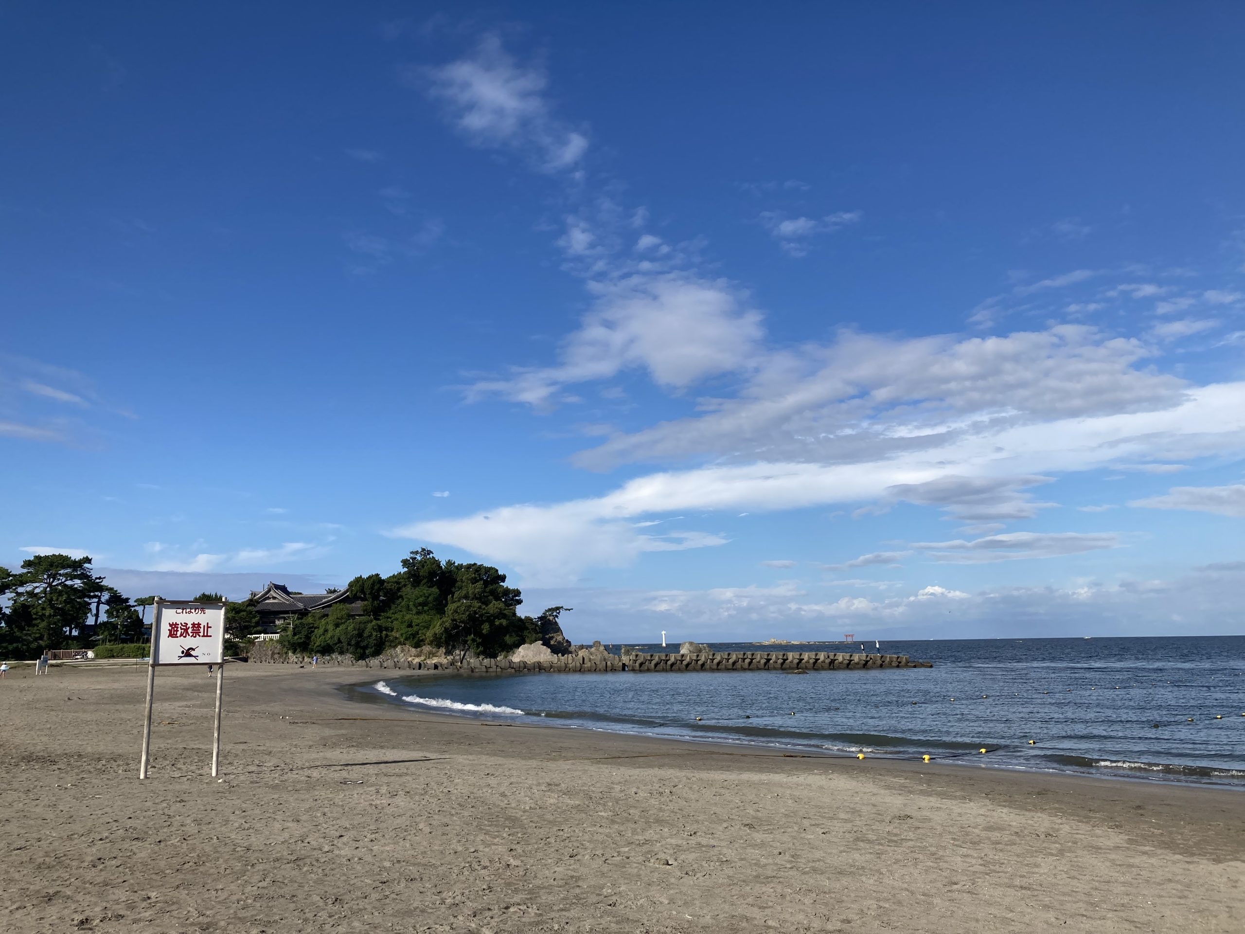 朝の森戸海岸