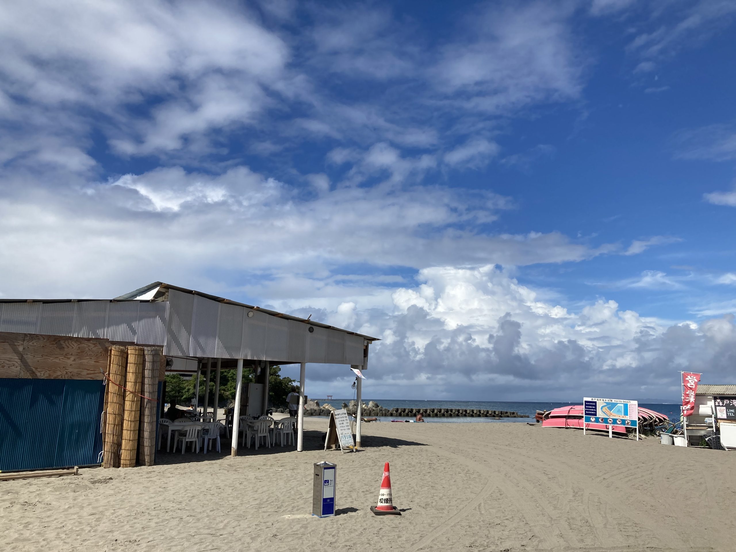 朝の森戸海岸