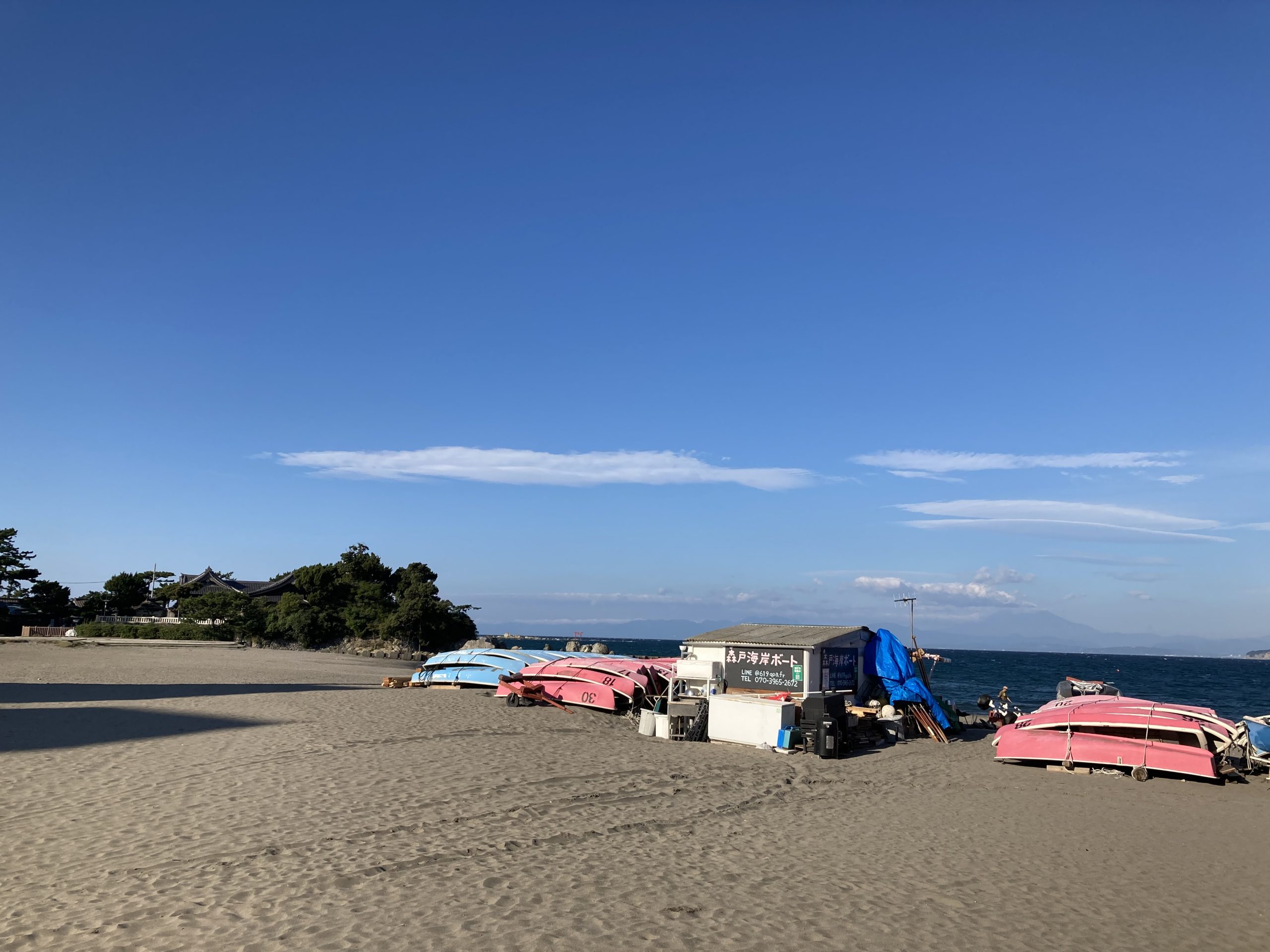 朝の森戸海岸